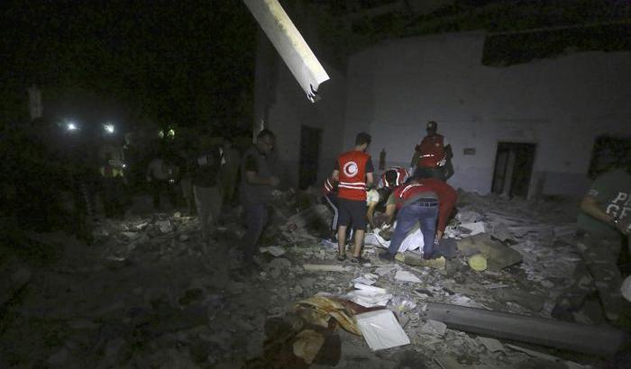 Un raid aereo uccide 44 migranti in un lager libico