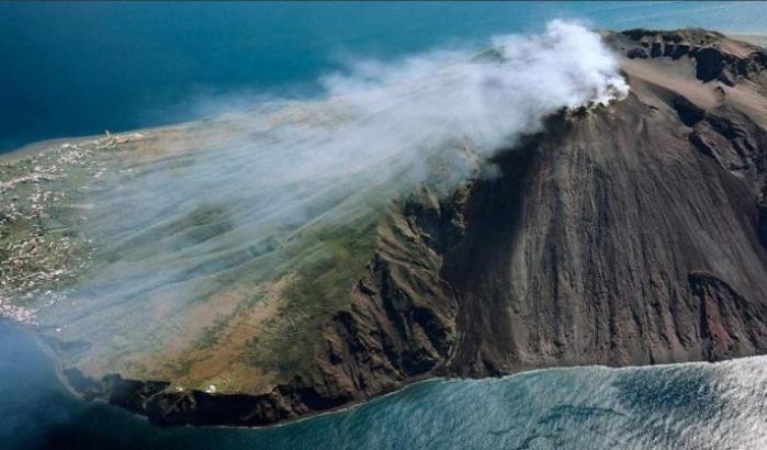 Eruzione a Stromboli, morto un escursionista: lava e lapilli provocano incendi