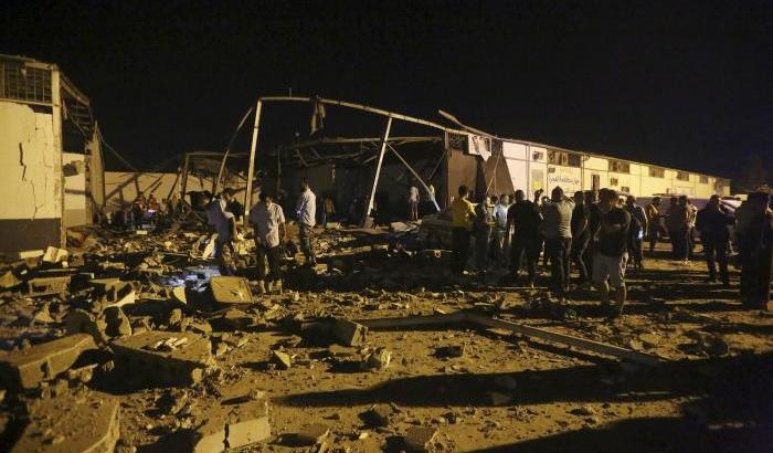 Bombardato un centro di detenzione di migranti in Libia