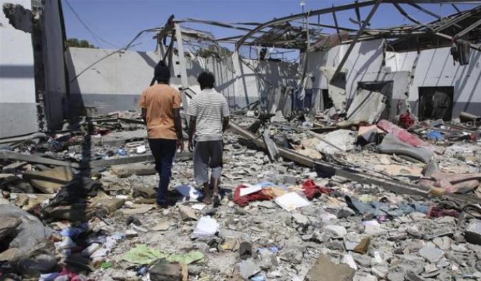 Tra i morti sotto le bombe anche i migranti rispediti nei lager della Libia