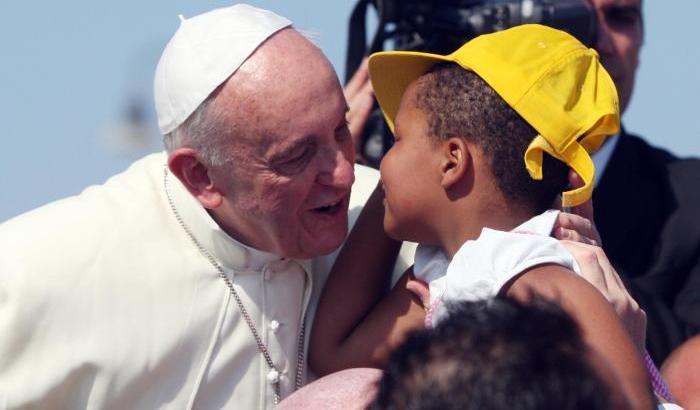 Chi sa a chi si riferisce? Papa Francesco: "Alcuni politici si meritano gli insulti, ma preghiamo per loro"