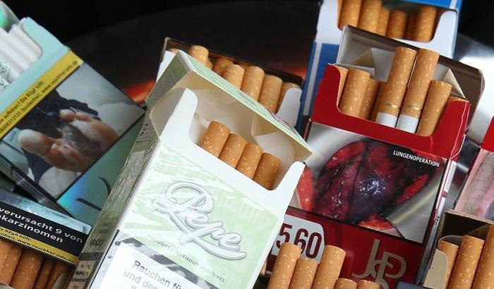 Ritrova sulle sigarette la foto della moglie morta di cancro anni prima: chiede 100 milioni di risarcimento