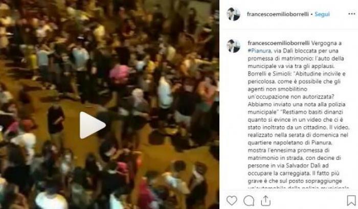 Anarchia a Napoli: strada bloccata per una serenata, i vigili arrivano ma...