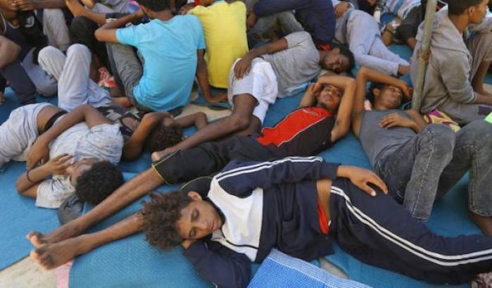 Liberati i 350 migranti scampati alle bombe sul centro di detenzione di Tagiura