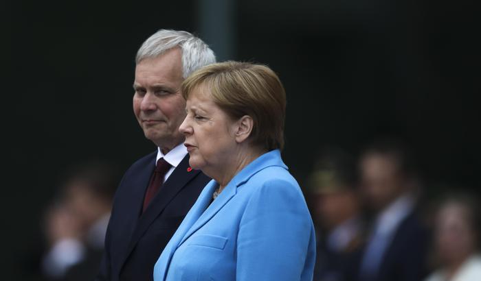 Per la terza volta in poche settimane la Merkel è colta da tremore