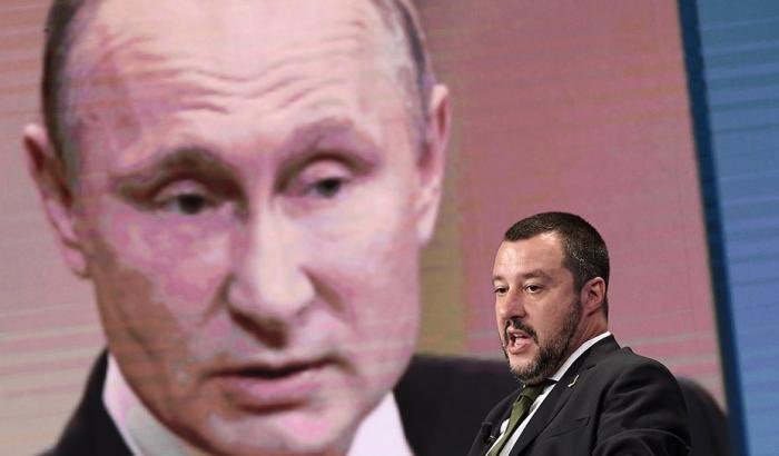 #PrimaIRussi, il web prende di petto la Lega: "Salvini è lo scendiletto di Putin"