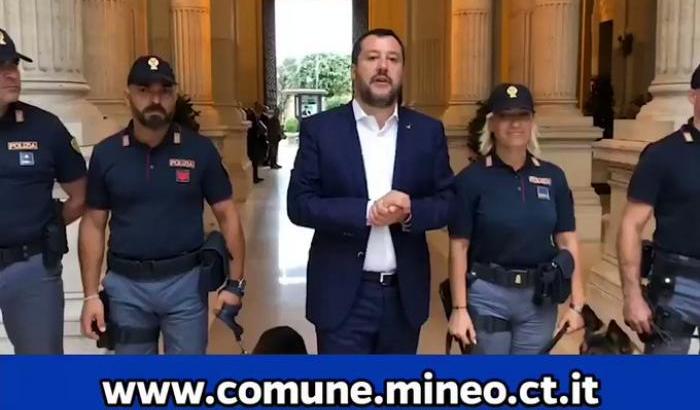 Prima gli animali poi i migranti: Salvini caccia le persone dal Cara di Mineo ma chiede aiuto per i cani