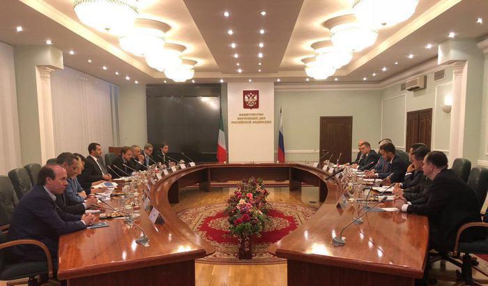 00053636-savoini-primo-a-sinistra-il-ministro-matteo-salvini-al-centro-a-sinistra-durante-l-incontro-con-il-ministro-russo-vladimir-kolokoltsev Savoini (primo a sinistra) , il ministro Matteo Salvini (al centro a sinistra) durante l'incontro con il ministro russo Vladimir Kolokoltsev