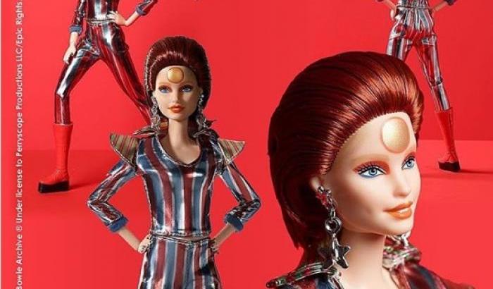 Con una tuta spaziale e i capelli rosso fuoco, Barbie omaggia David Bowie