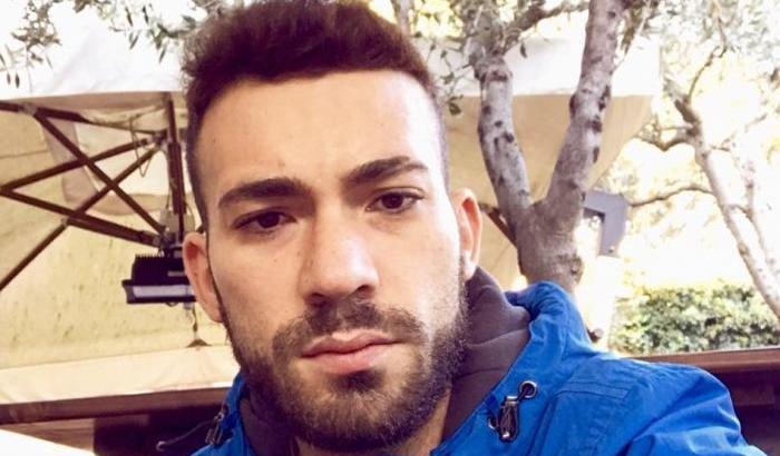 "Fro**o, vattene dal paese": in sette (tra cui tre donne) aggrediscono un ragazzo con insulti omofobi