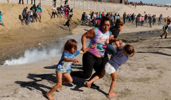 Una famiglia di migranti al confine Usa
