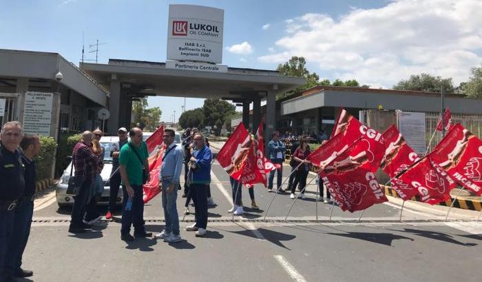 Proteste davanti alla Lukoil di Priolo