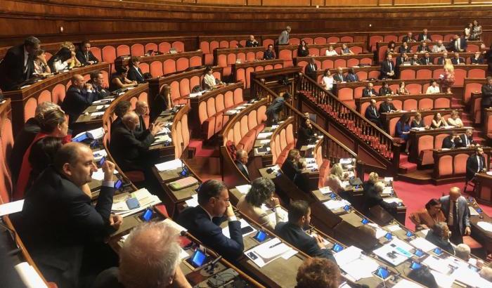 Zingaretti: "Mentre Conte parla i senatori M5s vanno fuori dall'aula: basta con questa agonia"