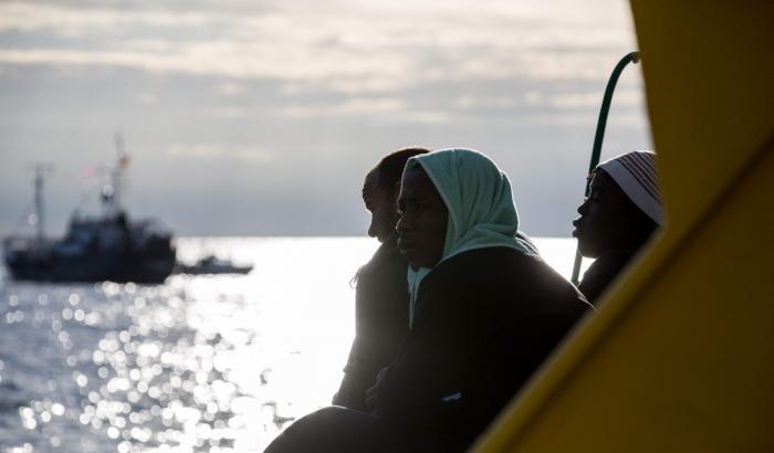 Migranti reclusi sulla nave Gregoretti, monta la protesta: "una pagina nera della storia d'Italia"