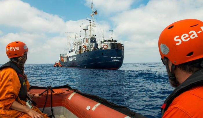 Rifiutata dall'Italia, la Alan Kurdi con 13 migranti a bordo fa rotta verso Malta