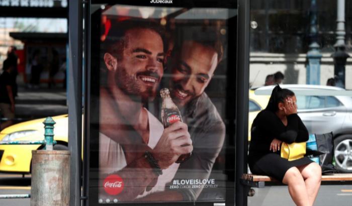 Una coppia gay nella pubblicità della Coca-Cola ha fatto infuriare il governo ungherese