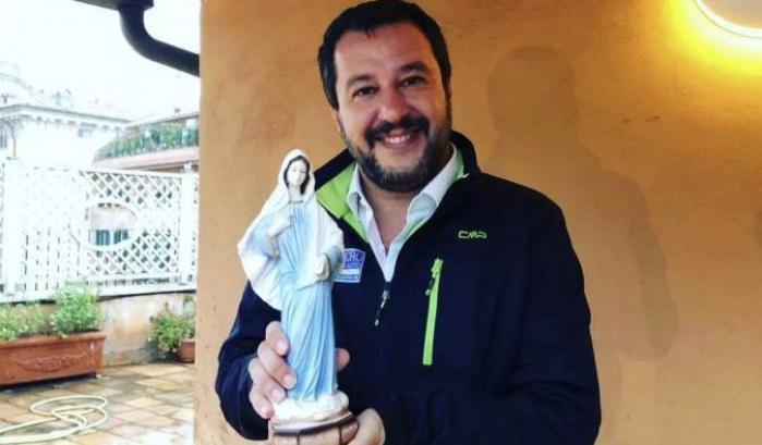 Salvini con la statuetta della Madonna