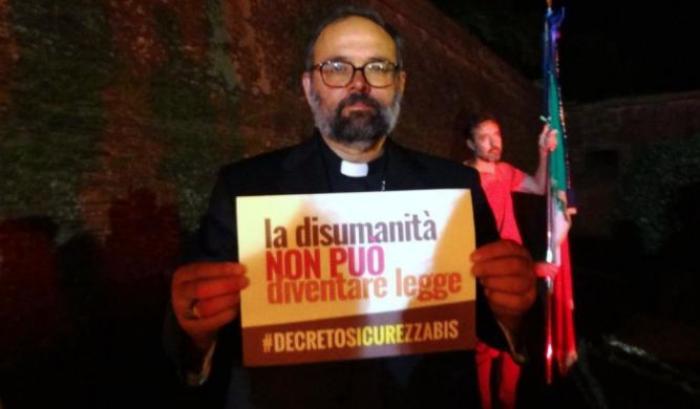 Il vescovo di Lucca contro la disumanità, Salvini lo mette alla gogna: "Il nuovo eroe della sinistra"