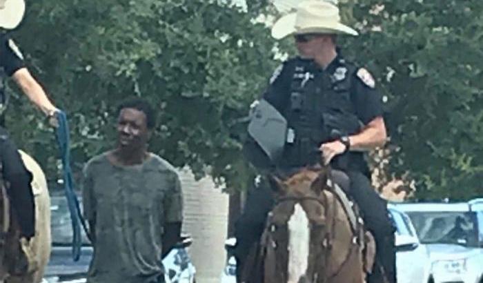 La polizia texana rispolvera la schiavitù: un afroamericano legato al cavallo e costretto a sfilare per la città