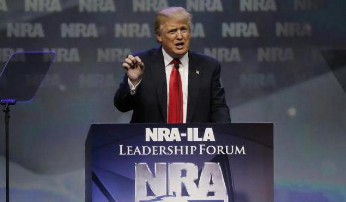 Nonostante le stragi la lobby delle armi avverte Trump: "Niente strette o perdi le elezioni"