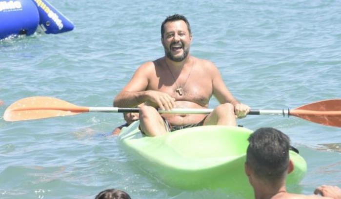 Salvini fa il bagnetto con la scorta e monta la protesta: "Vai a lavorare"