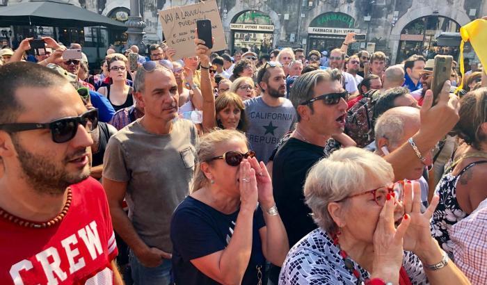 Catania contesta Salvini, tensioni a Piazza Duomo: "fuori i fascisti dalla città"