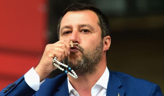 Salvini nuove provocazioni anti-Bergoglio: regala una medaglietta della Madonna di Medjugorje