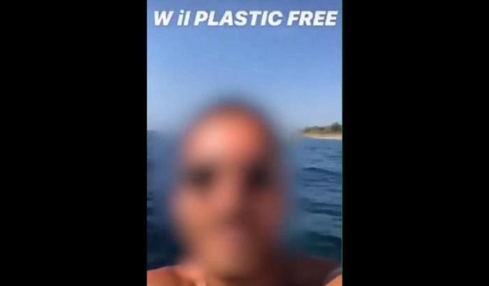Getta una bottiglia in mare e se ne vanta su Fb: il ministro Costa lo denuncia