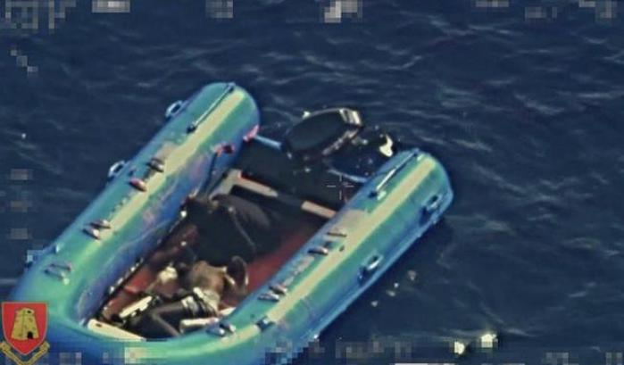 Morto di stenti su un barchino alla deriva: la terribile fine di un migrante mostra l'ipocrisia dell'Europa