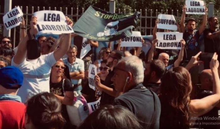 Tensione a Castel Volturno: tafferugli tra manifestanti e sostenitori di Salvini