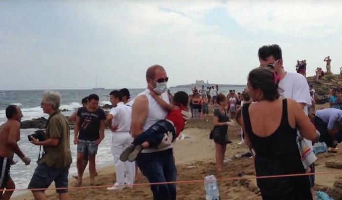 Migranti aiutati sulla spiaggia di Pachino