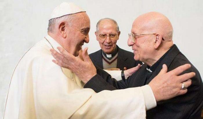 L'accusa di padre Sorge: "L’attacco più insidioso al Papa viene dall’interno della Chiesa"