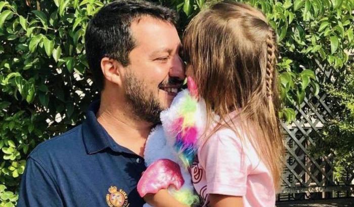 Salvini sempre più isolato usa la figlia per la propaganda social. E (ri)scoppia la polemica