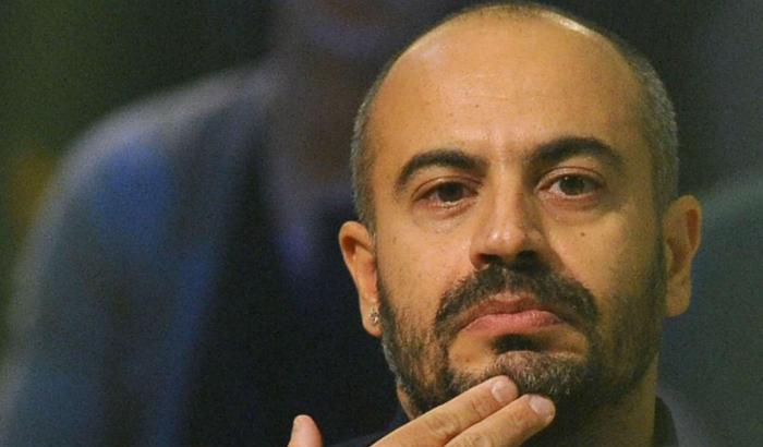 Volano gli stracci dentro M5s: "Paragone sia coerente e si dimetta"