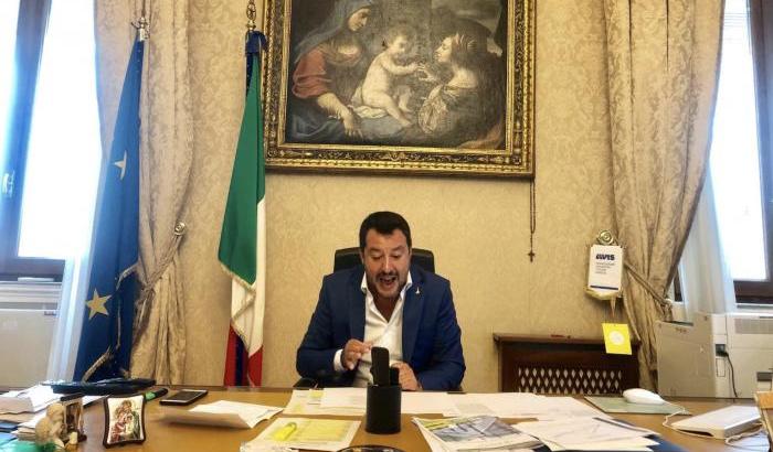 Salvini cavalca la paura fino all'ultimo: "Sulla nave della Ong ci potrebbero essere terroristi"