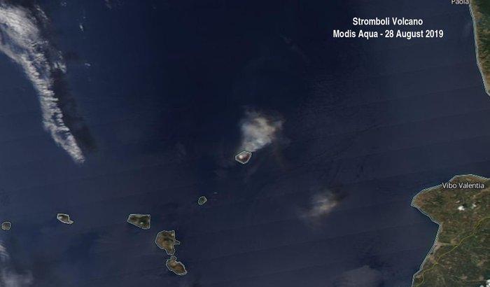 Le immagini dell'eruzione dello Stromboli viste dallo spazio
