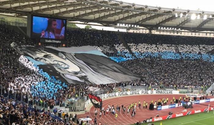 Derby Roma-Lazio, omaggi a Piscitelli e saluti romani