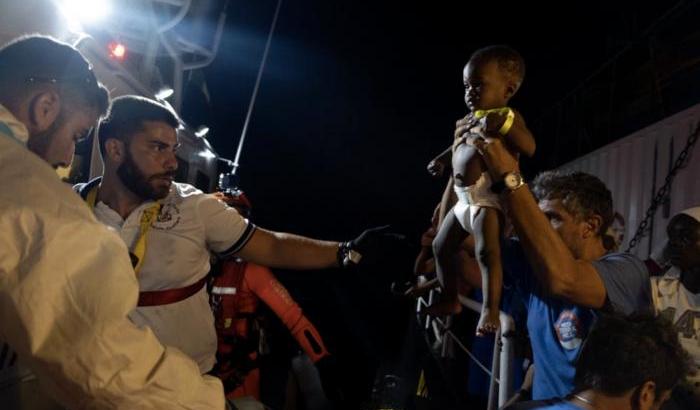 I migranti della Mare Jonio sbarcano a Lampedusa dopo giorni di inutile sadismo