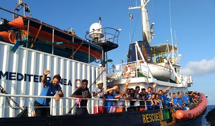 La Mare Jonio sbarca "per motivi sanitari" ma la Finanza multa i volontari per 300mila euro