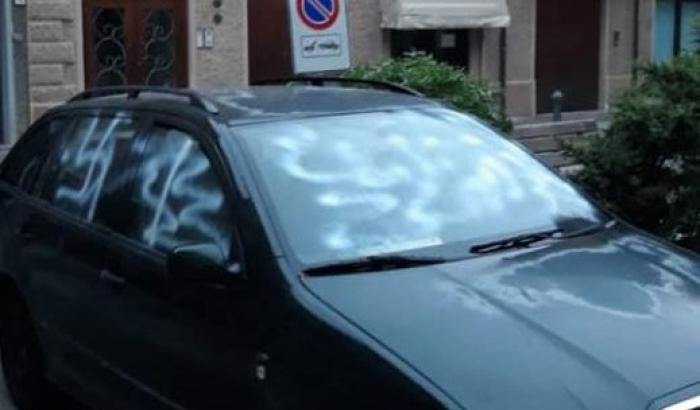 L'auto di un senegalese coperta di svastiche, lo sdegno dell'Anpi: "Ferocia fascista, serve giustizia"