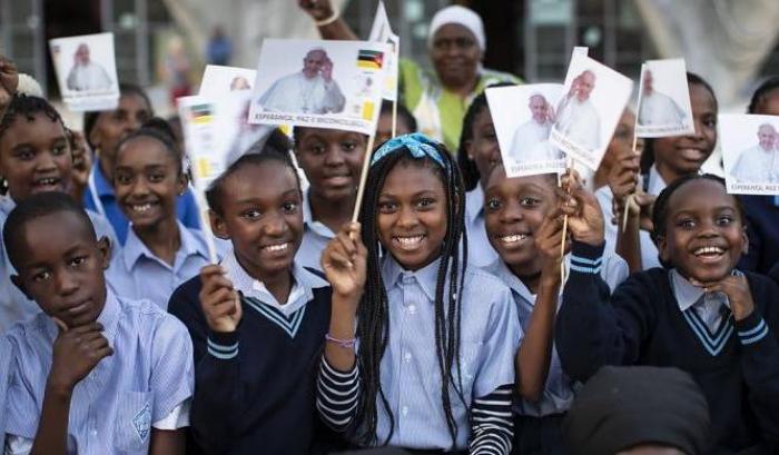 "Sognate con gli altri, mai contro gli altri": l'appello di Papa Francesco ai giovani del Mozambico