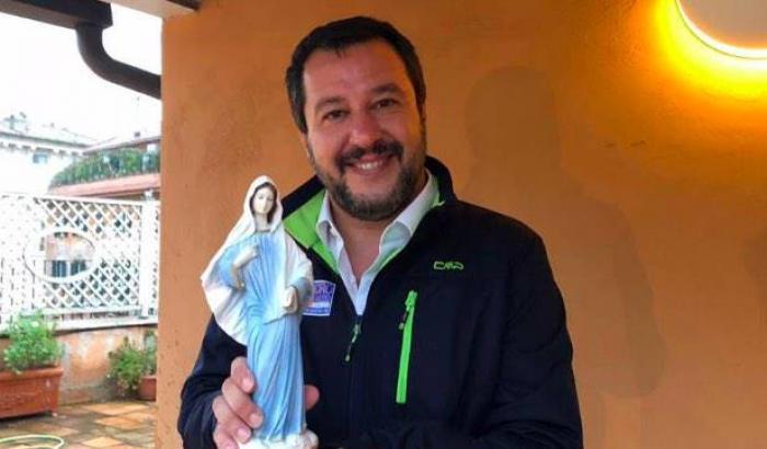 Salvini con una statua della Madonna di Medjugorje