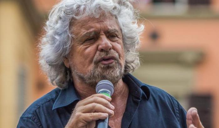 Beppe Grillo annulla il tour Terrapiattista: "Mi devo operare"
