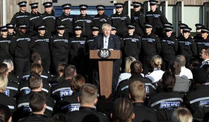 Johnson usa gli agenti come sfondo per un discorso politico: la polizia protesta