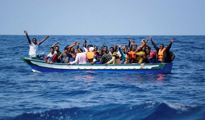 Tensione sull'Alan Kurdi, un altro minore disperato si getta in mare