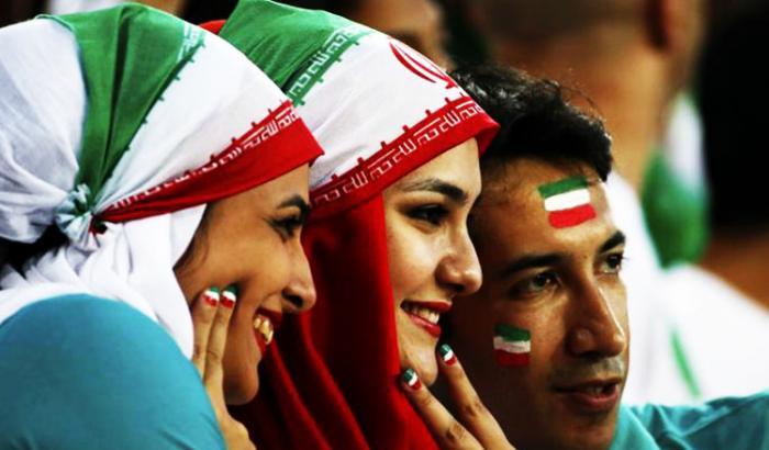 Stadi vietati alle donne in Iran, una tifosa si dà fuoco e muore