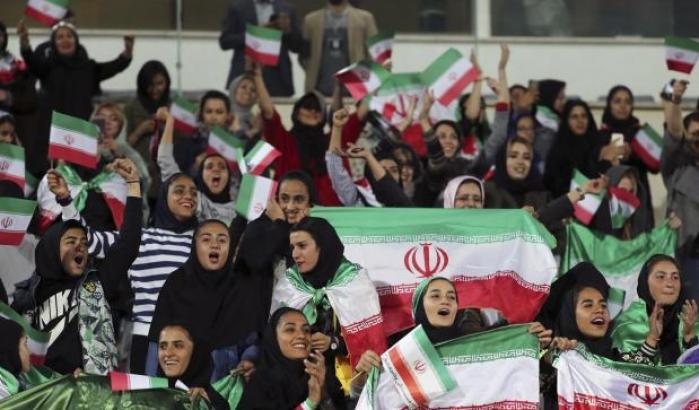 Donne iraniane allo stadio