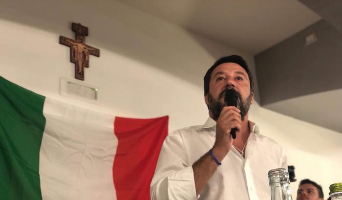 Salvini banchetta nella città di San Francesco e irride i migranti: "sono più grassi di voi"