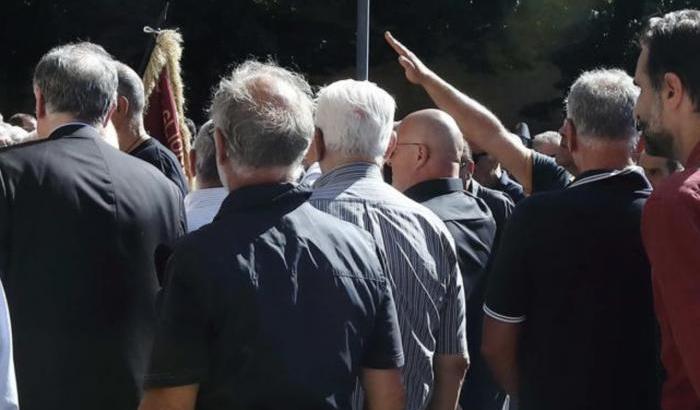 I funerali di Delle Chiaie diventano una parata fascista a cielo aperto