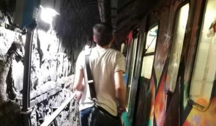 Roma, metro B ferma per un guasto: i passeggeri a piedi nelle gallerie